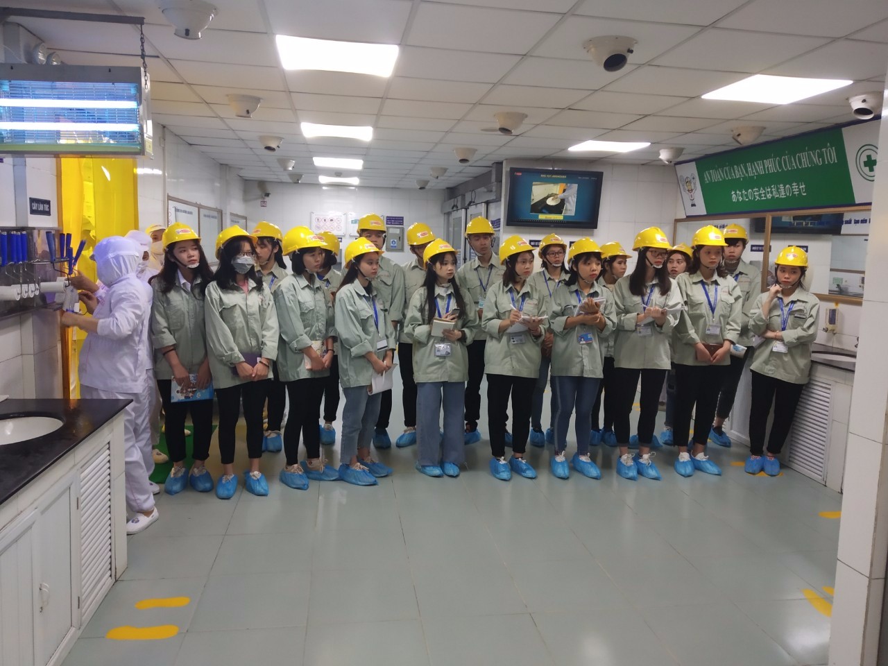 Sinh viên Đại học Thực phẩm K13 Khoa Công nghệ Hóa kiến tập tại Công ty cổ phần Acecook Việt Nam