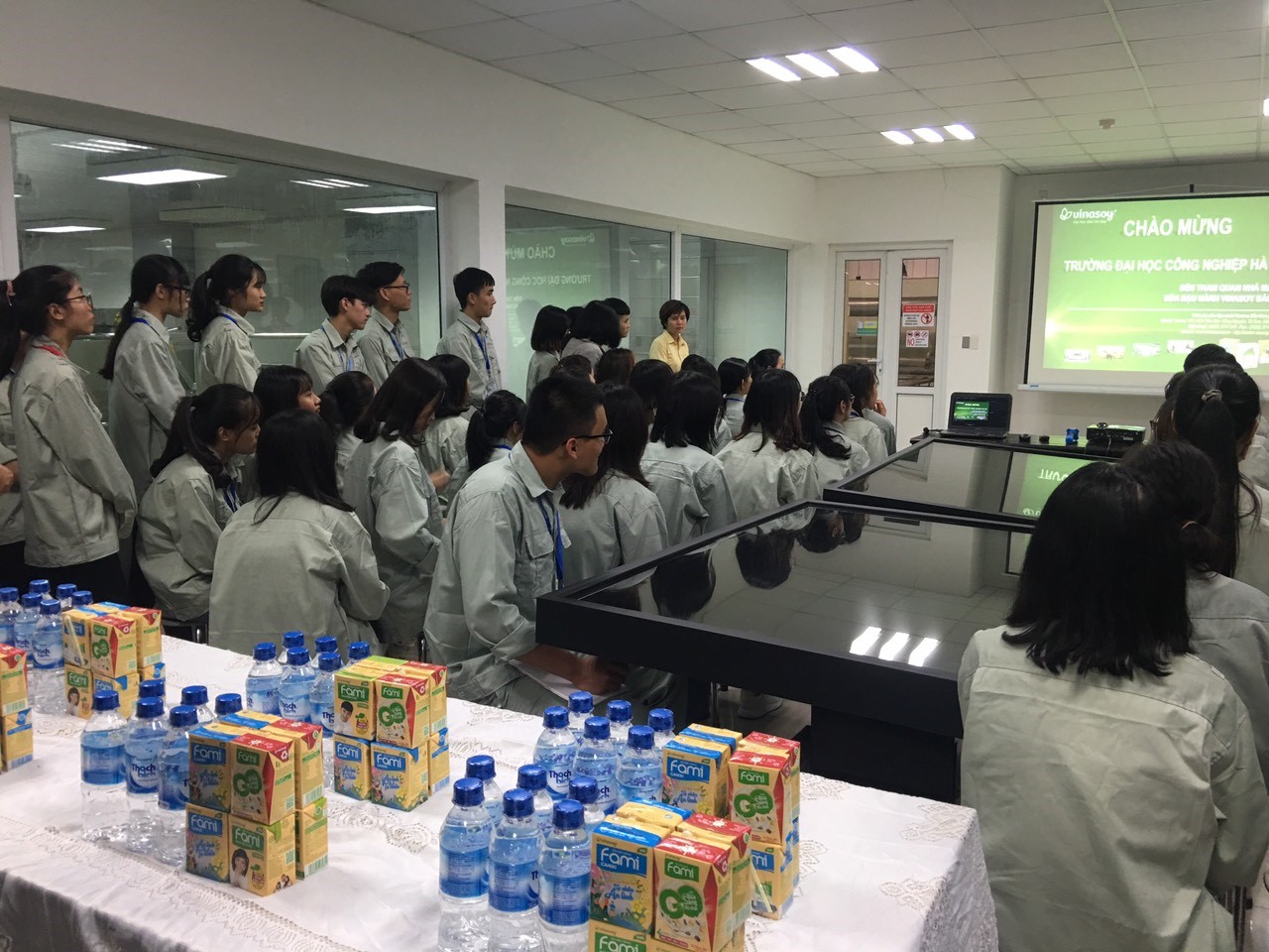 Sinh viên Đại học Thực phẩm K13 Khoa Công nghệ Hóa kiến tập tại Nhà máy sữa VinaSoy Bắc Ninh
