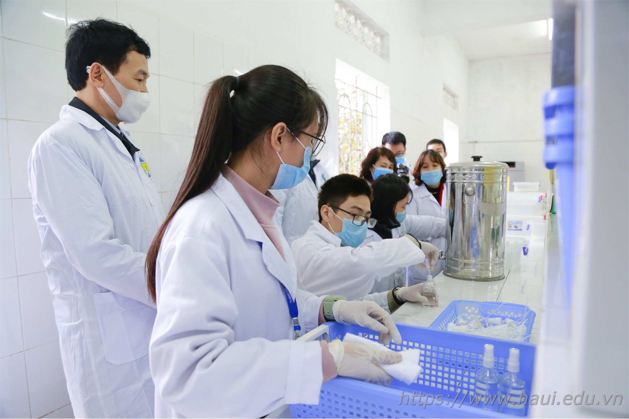 Chung tay vì sức khỏe cộng đồng: Khoa Công nghệ hóa sản xuất dung dịch rửa tay khô phát miễn phí cho cán bộ, giảng viên, sinh viên Nhà trường