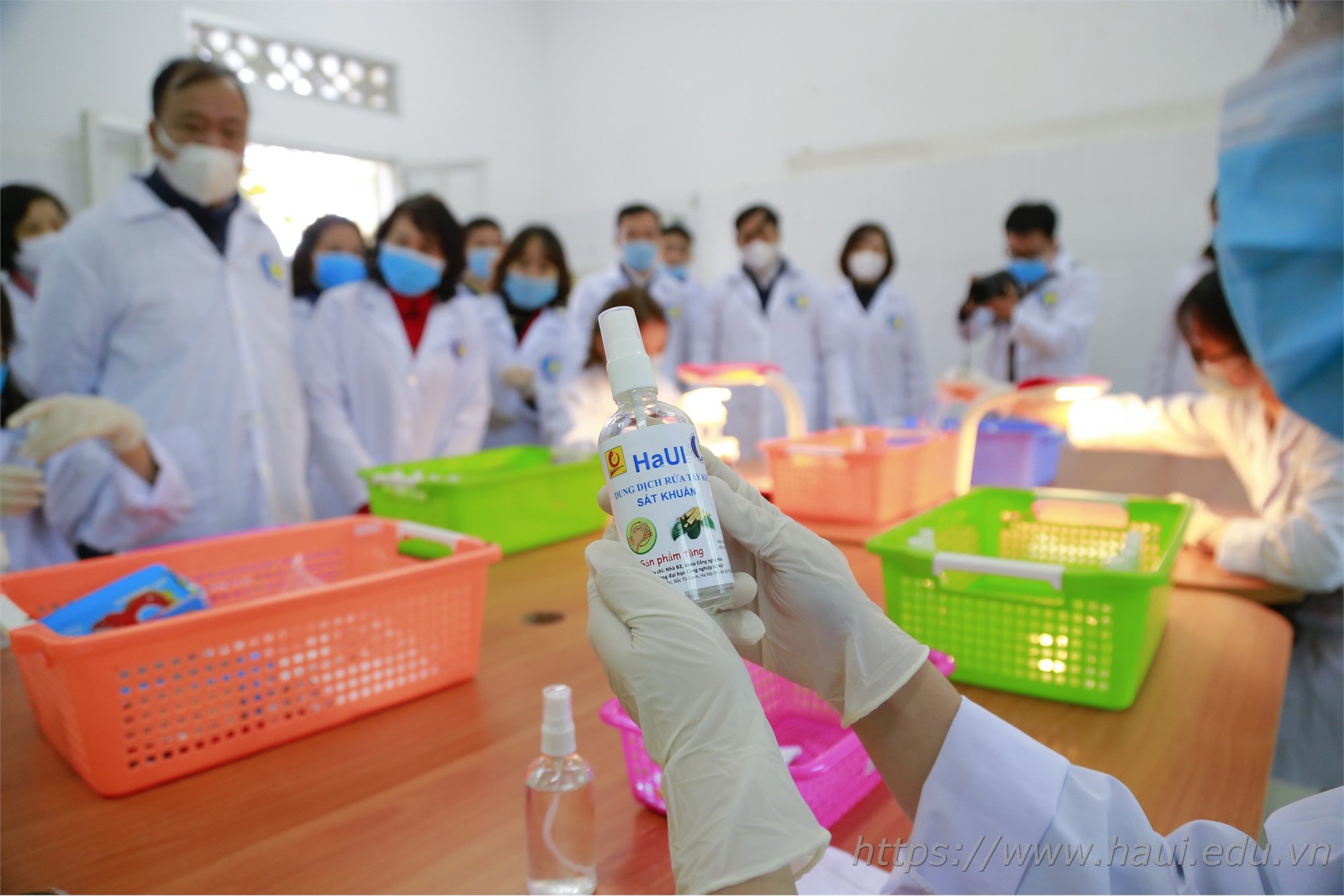 Chung tay vì sức khỏe cộng đồng: Khoa Công nghệ hóa sản xuất dung dịch rửa tay khô phát miễn phí cho cán bộ, giảng viên, sinh viên Nhà trường