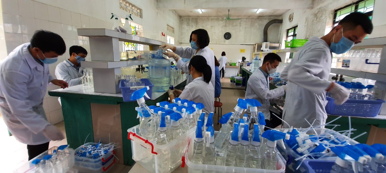 Khoa Công nghệ Hóa - Đại học Công nghiệp Hà Nội tiếp tục sản xuất nước rửa tay khô vì sức khỏe cộng đồng