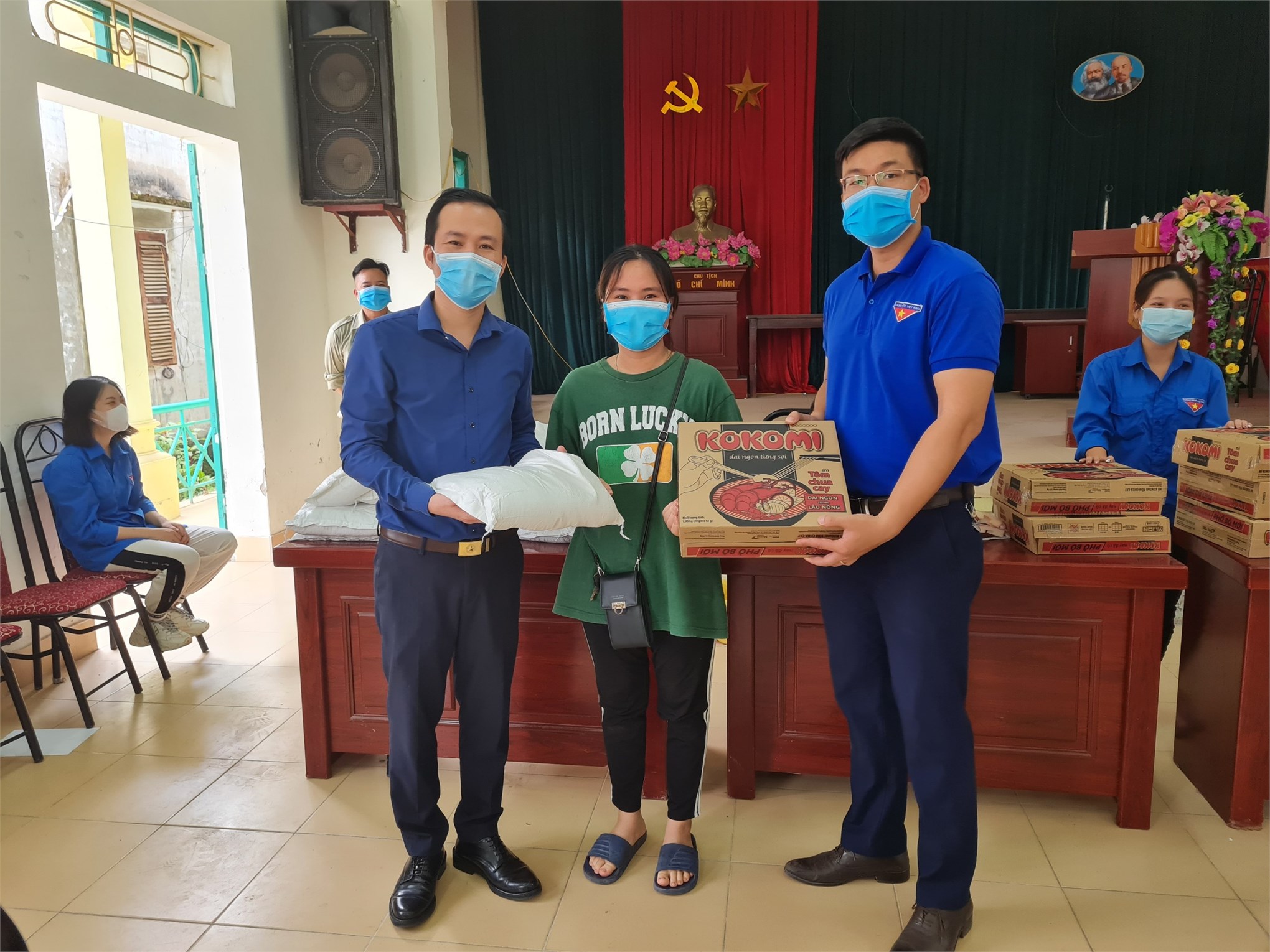 Tổ chức trao quà hỗ trợ sinh viên gặp khó khăn do dịch COVID-19 tại phường Tây Tựu quận Bắc Từ Liêm
