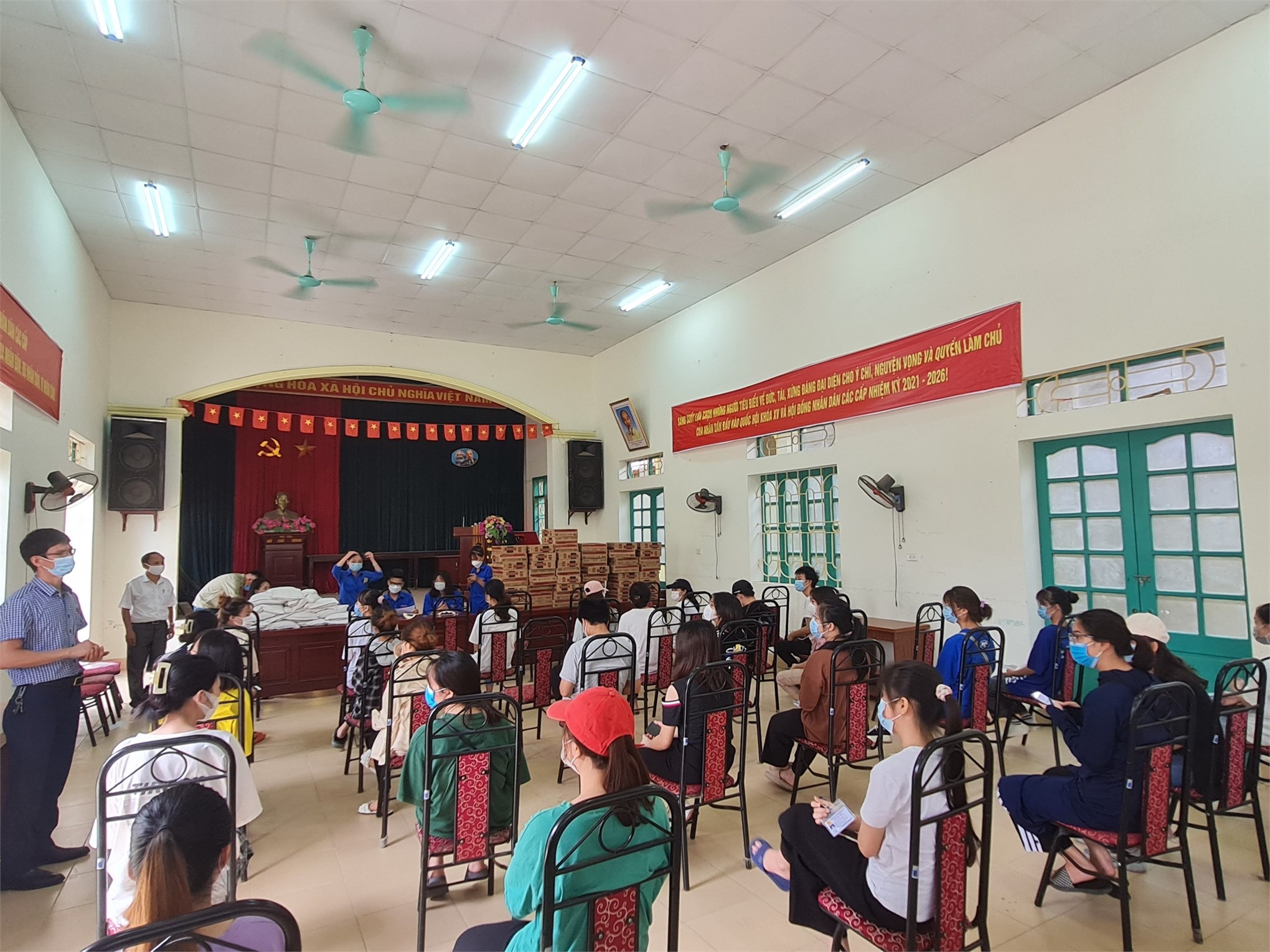 Tổ chức trao quà hỗ trợ sinh viên gặp khó khăn do dịch COVID-19 tại phường Tây Tựu quận Bắc Từ Liêm