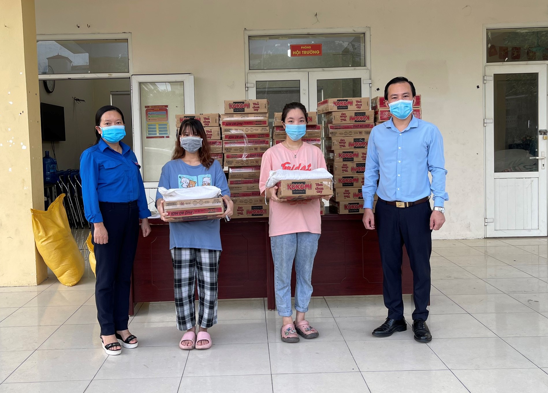 Trao quà trao quà hỗ trợ sinh viên gặp khó khăn do dịch COVID-19 tại phường Phương Canh quận Nam Từ Liêm