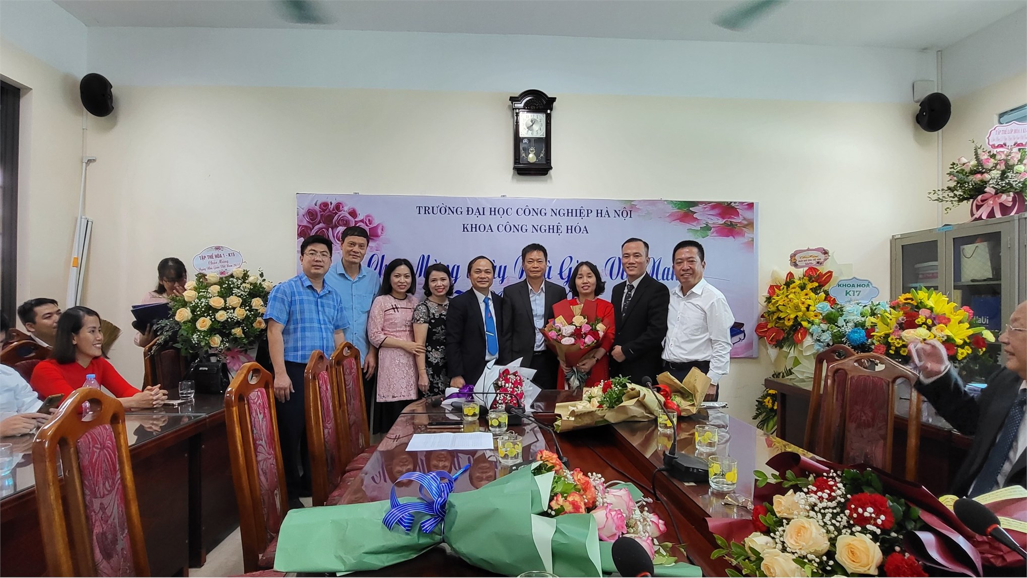 Ấm áp tình thầy trò trong buổi gặp mặt chúc mừng và tri ân các thầy cô nhân ngày Nhà giáo Việt Nam