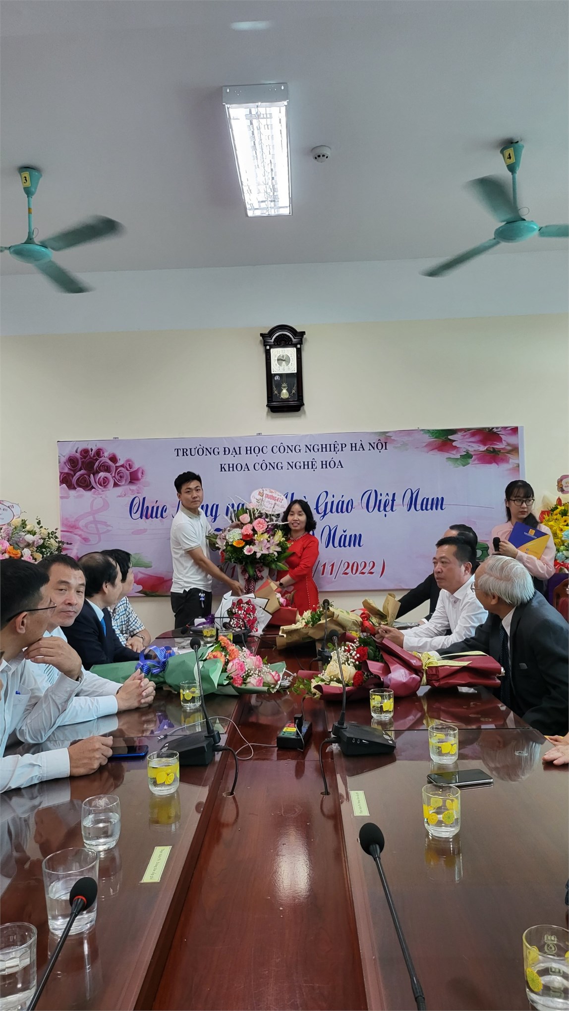 Ấm áp tình thầy trò trong buổi gặp mặt chúc mừng và tri ân các thầy cô nhân ngày Nhà giáo Việt Nam