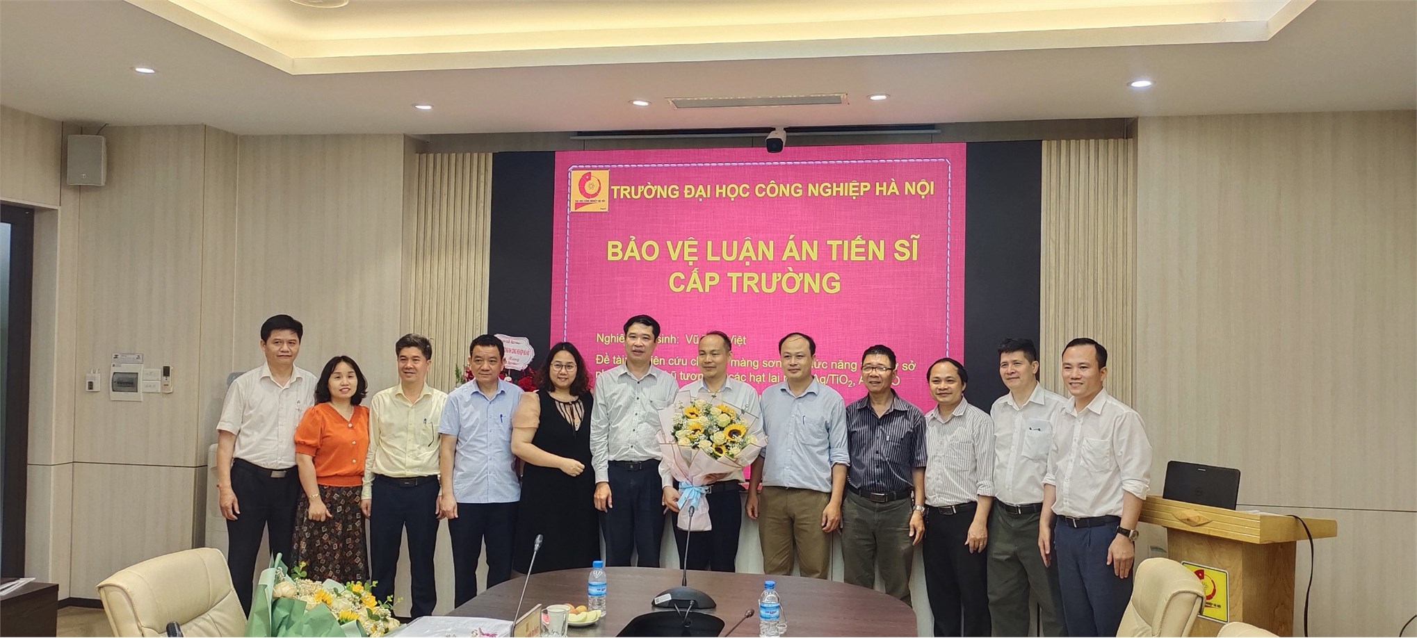 Tổ chức bảo vệ luận án tiến sĩ cấp Trường ngành Kỹ thuật Hóa học cho nghiên cứu sinh Vũ Tiến Việt