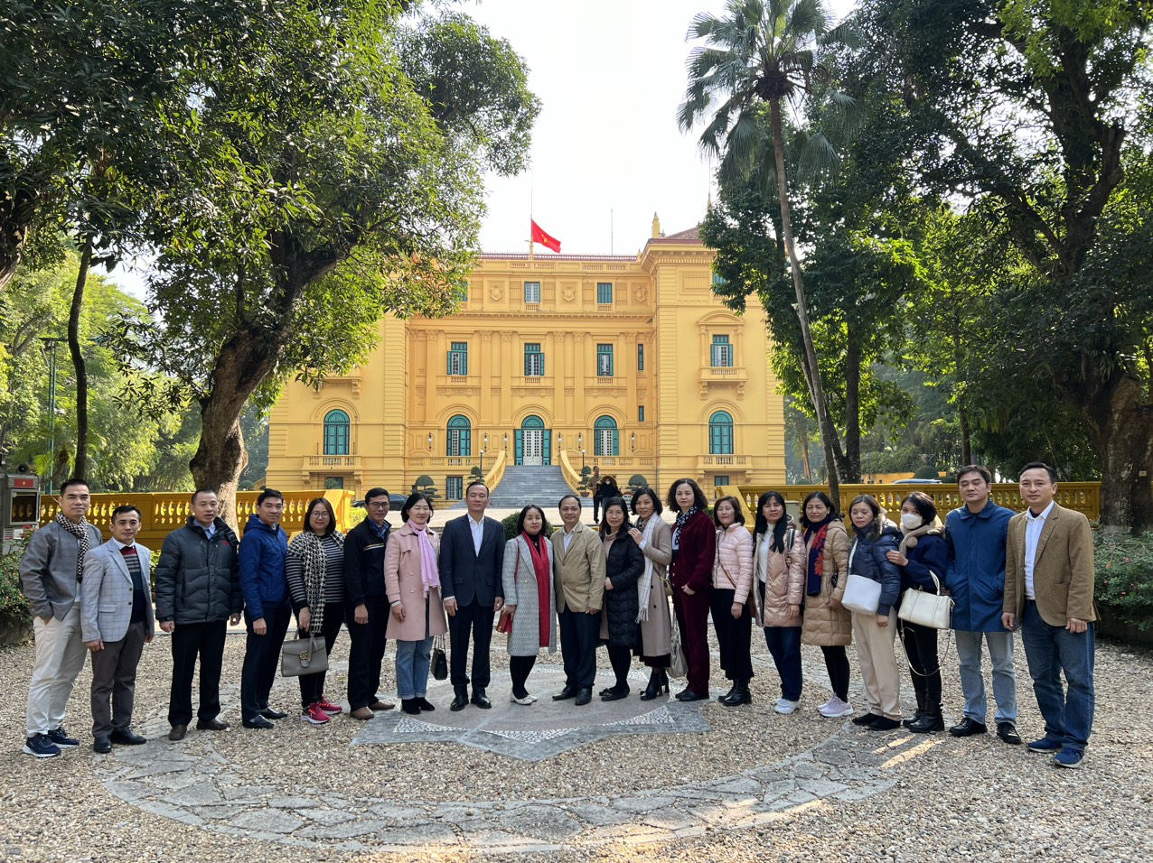 Chi bộ Khoa Công nghệ Hóa sinh hoạt chuyên đề tại một số di tích lịch sử ở Hà Nội