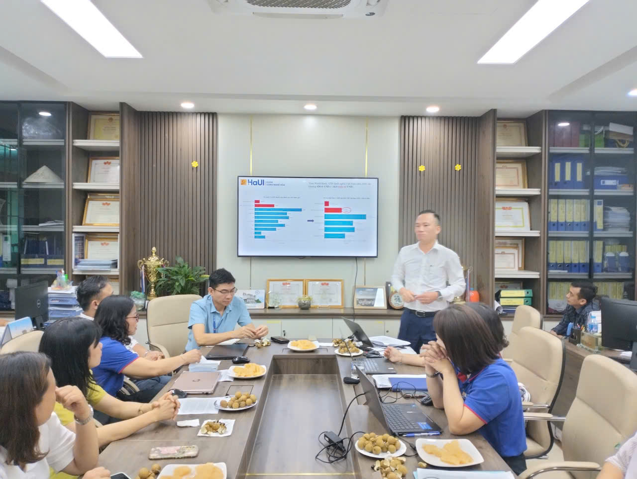 Hội nghị Viên chức, người lao động, tổng kết năm học 2024-2025 và triển khai nhiệm vụ năm học 2025-2026 Khoa Công nghệ Hóa