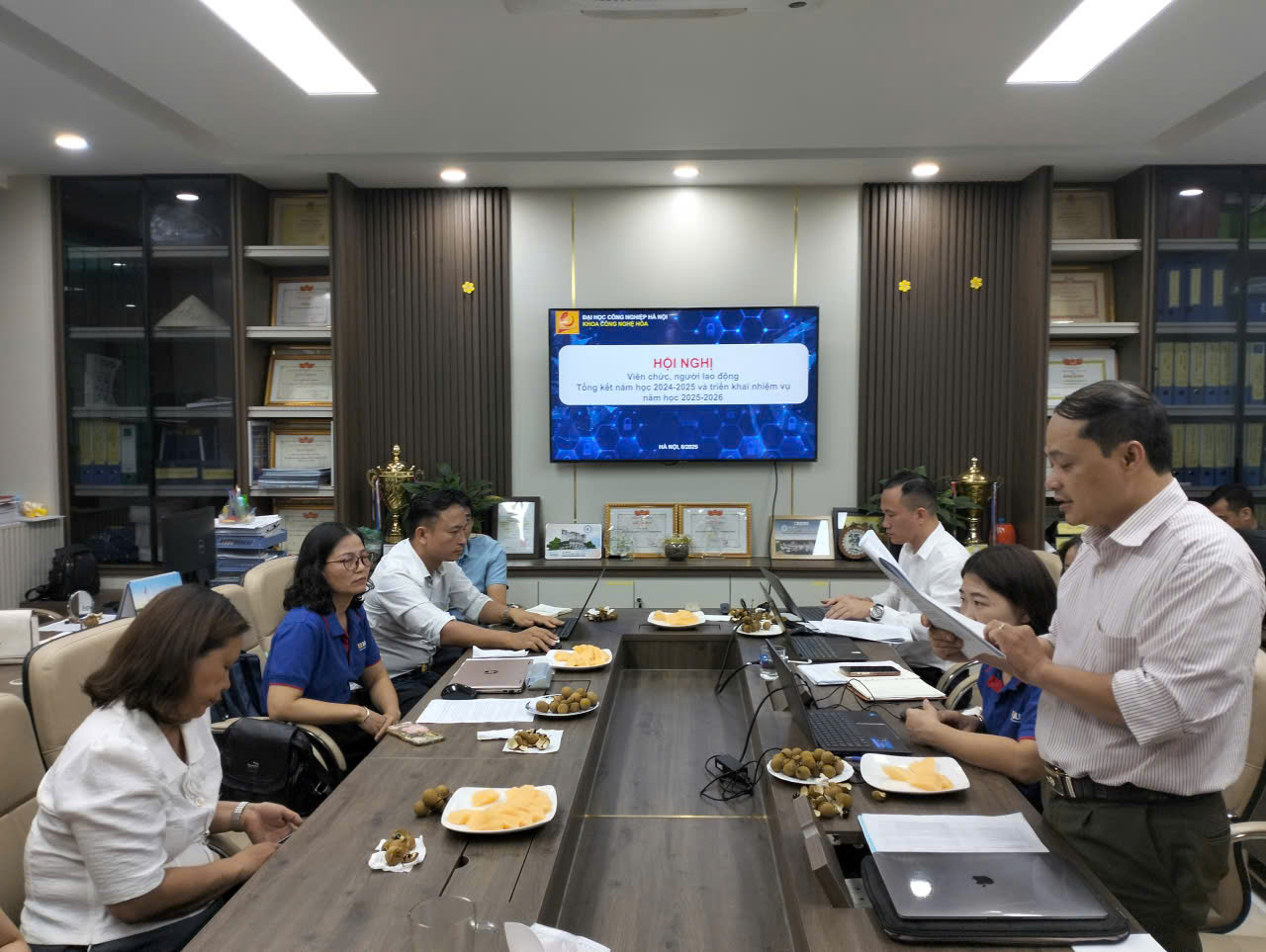 Hội nghị Viên chức, người lao động, tổng kết năm học 2024-2025 và triển khai nhiệm vụ năm học 2025-2026 Khoa Công nghệ Hóa