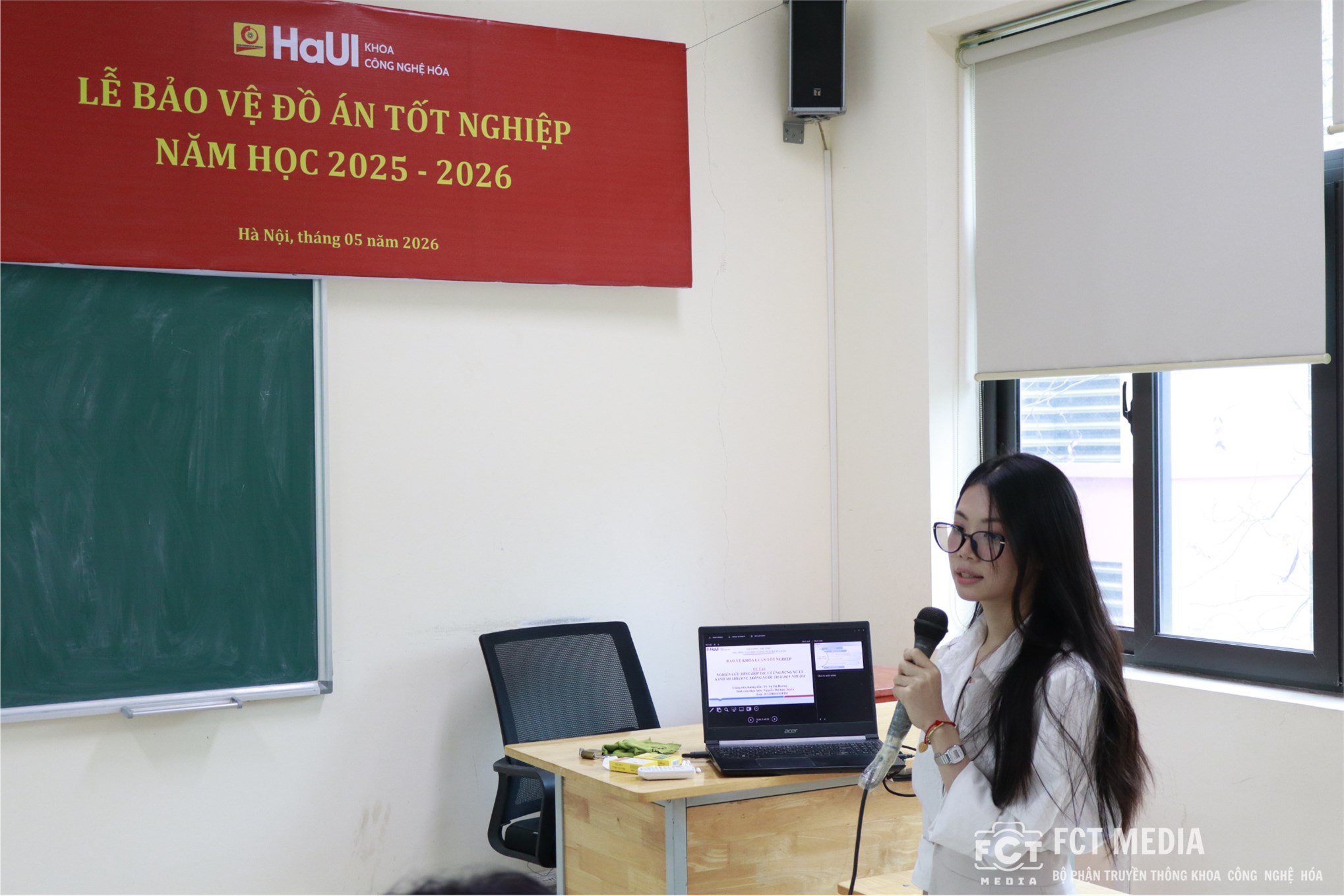 SINH VIÊN NGÀNH CÔNG NGHỆ KỸ THUẬT MÔI TRƯỜNG BẢO VỆ KHÓA LUẬN TỐT NGHIỆP