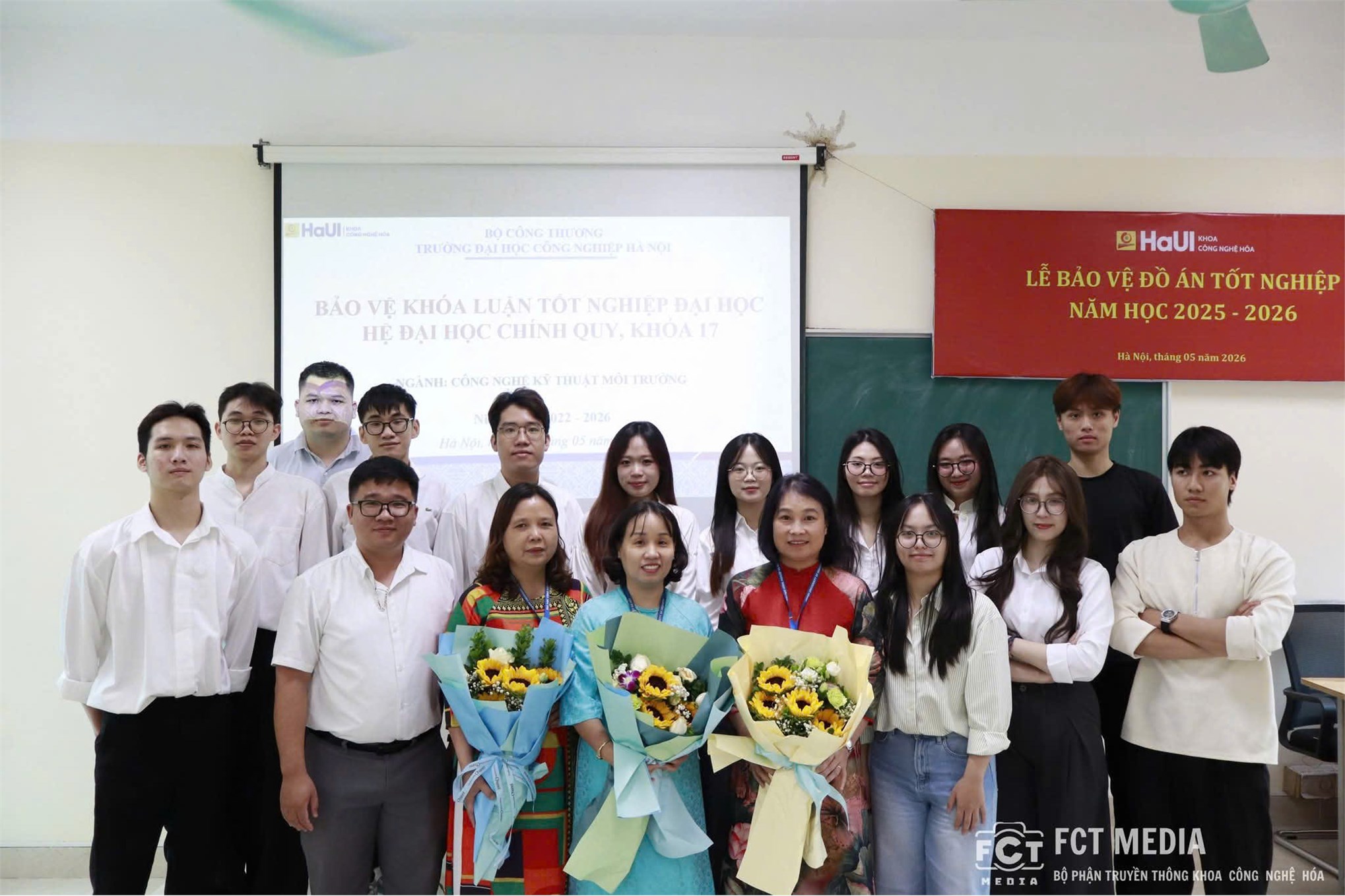 SINH VIÊN NGÀNH CÔNG NGHỆ KỸ THUẬT MÔI TRƯỜNG BẢO VỆ KHÓA LUẬN TỐT NGHIỆP