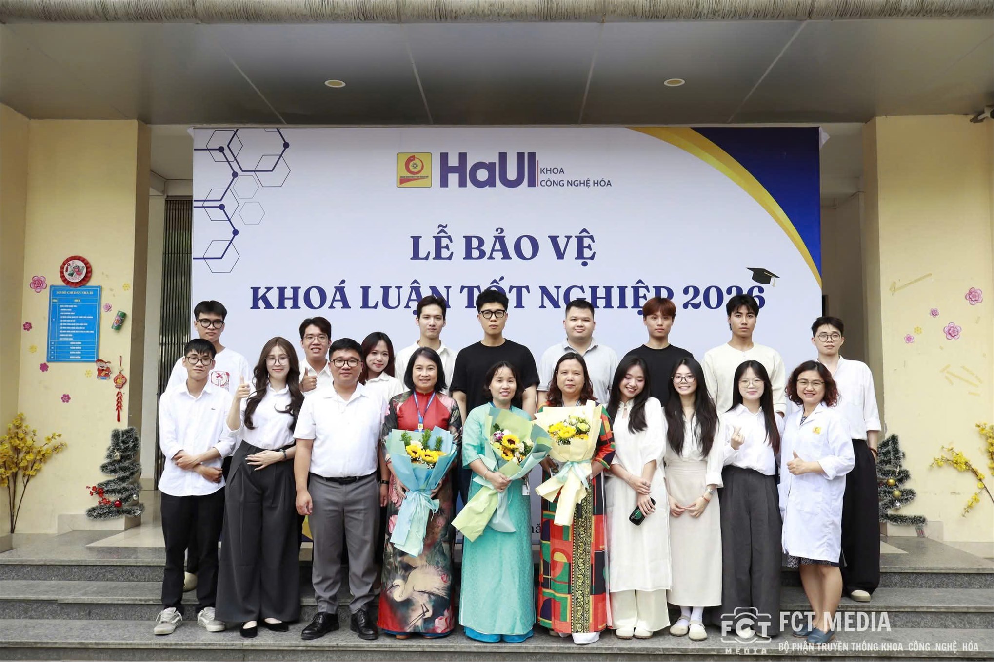 SINH VIÊN NGÀNH CÔNG NGHỆ KỸ THUẬT MÔI TRƯỜNG BẢO VỆ KHÓA LUẬN TỐT NGHIỆP