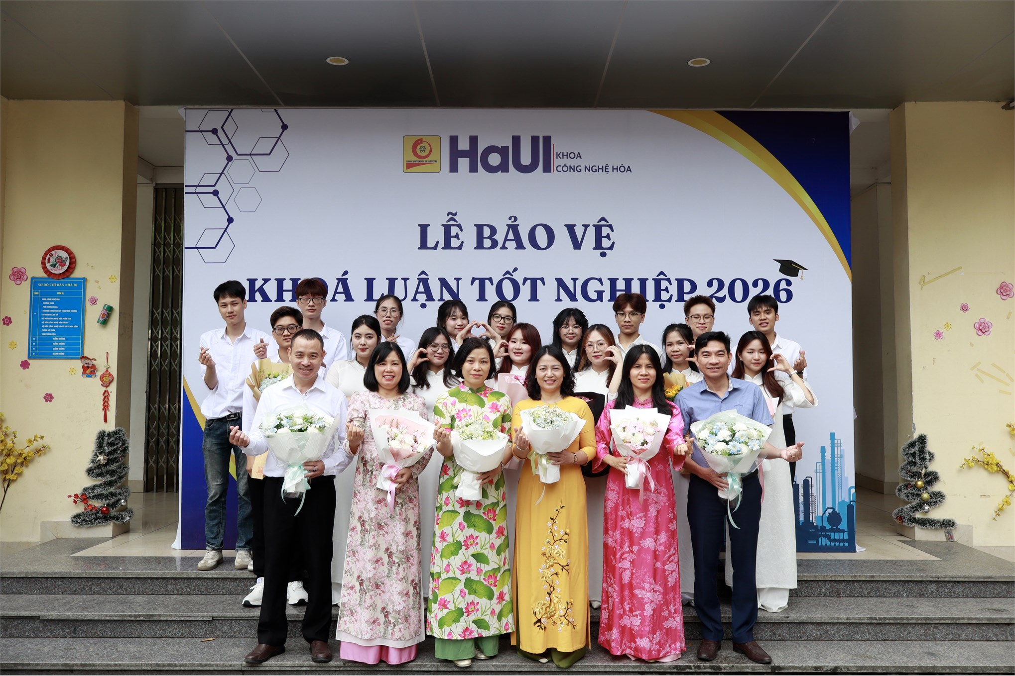 LỄ BẢO VỆ KHÓA LUẬN TỐT NGHIỆP CỦA SINH VIÊN NGÀNH CÔNG NGHỆ KỸ THUẬT HÓA HỌC