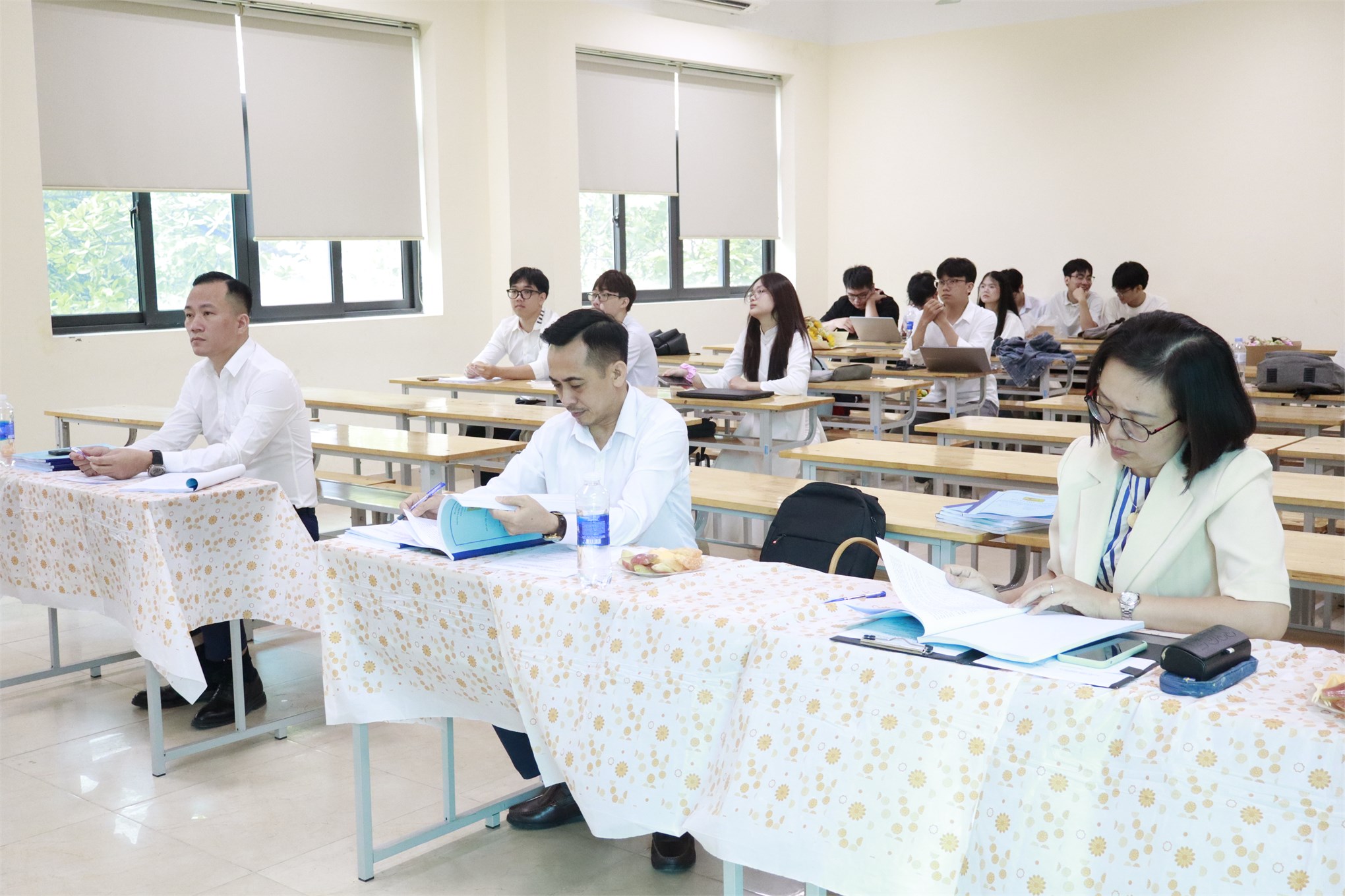 LỄ BẢO VỆ KHÓA LUẬN TỐT NGHIỆP CỦA SINH VIÊN NGÀNH CÔNG NGHỆ KỸ THUẬT HÓA HỌC