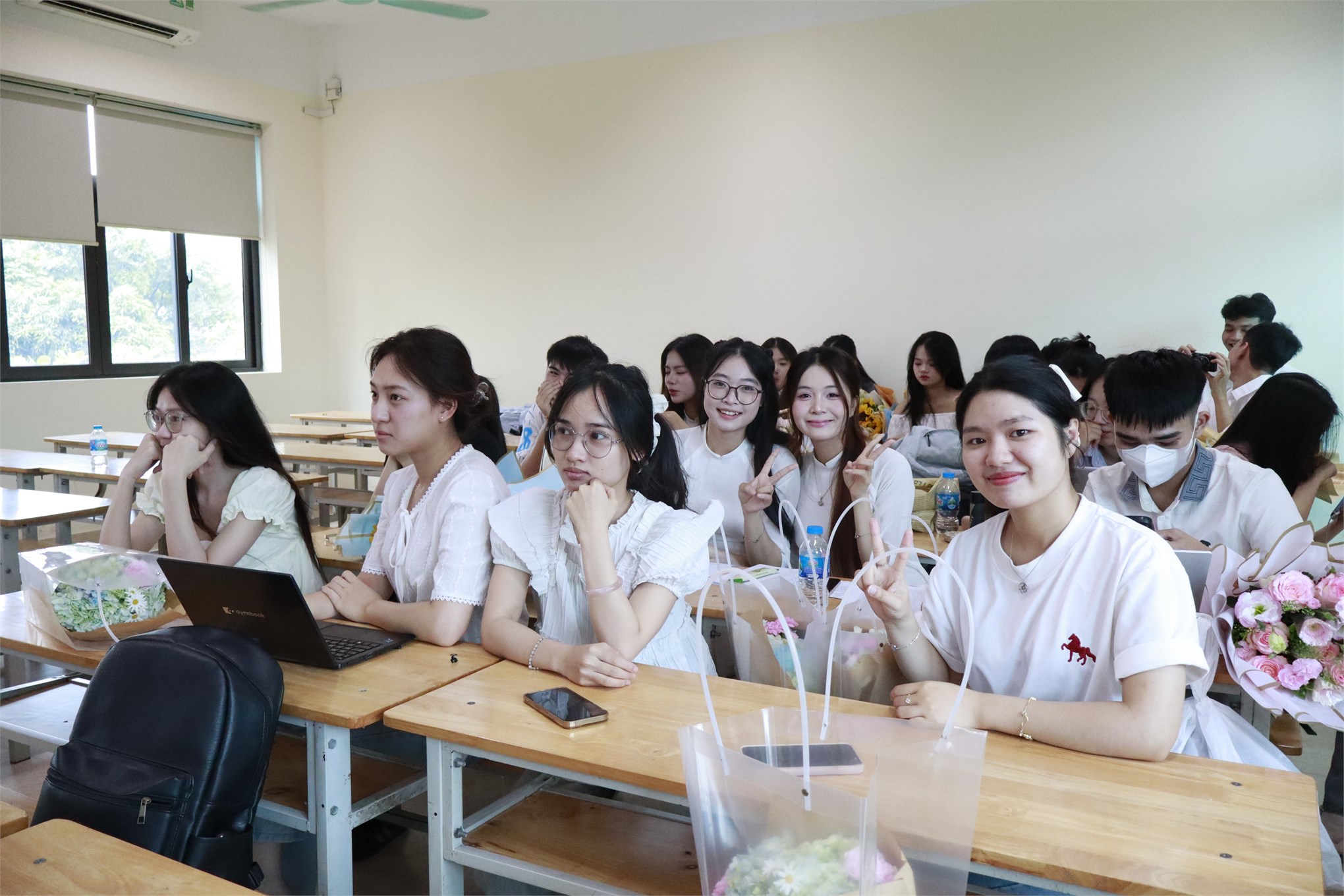 SINH VIÊN NGÀNH CÔNG NGHỆ THỰC PHẨM BẢO VỆ KHÓA LUẬN TỐT NGHIỆP ĐẠI HỌC