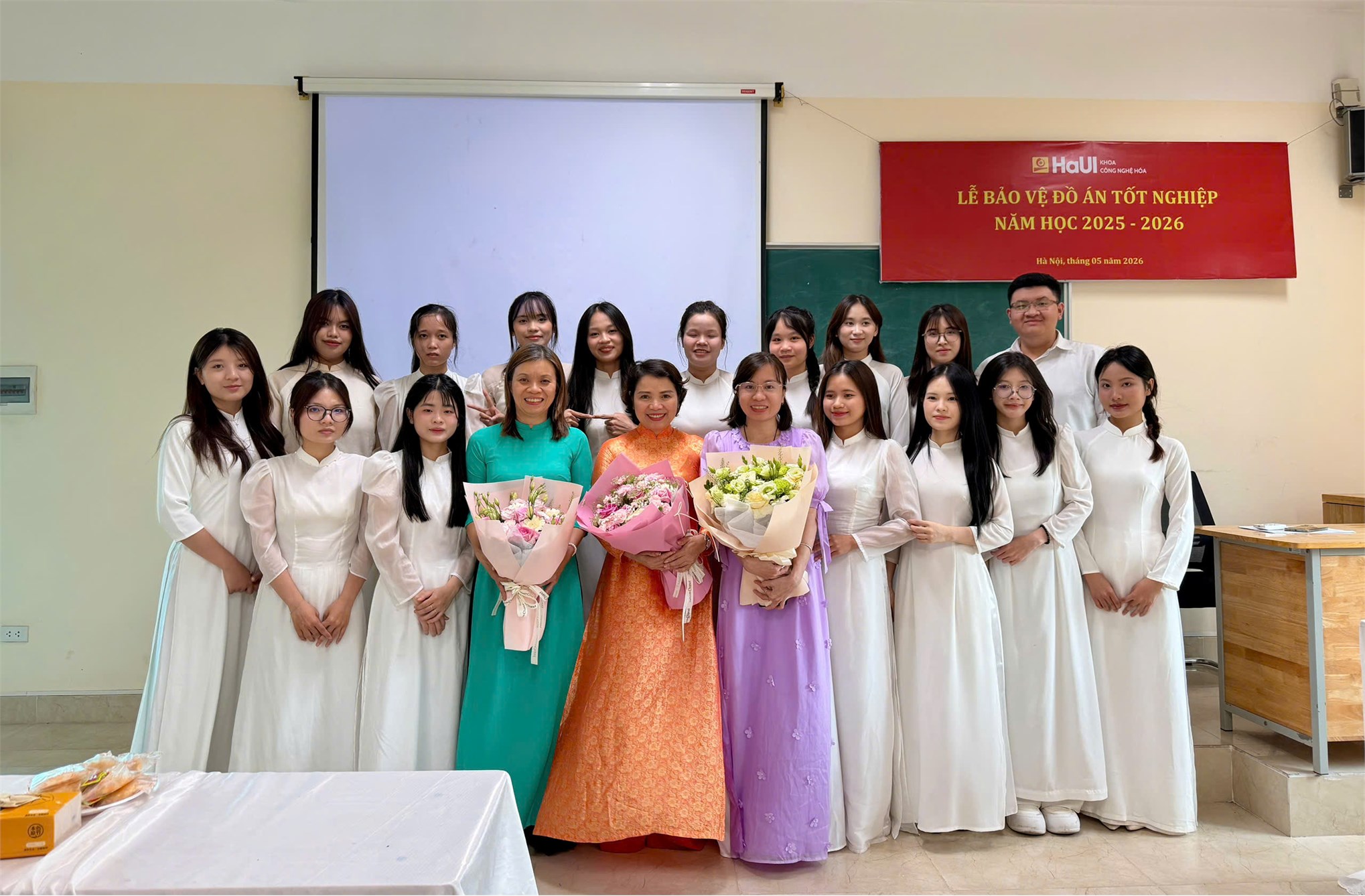 SINH VIÊN NGÀNH CÔNG NGHỆ THỰC PHẨM BẢO VỆ KHÓA LUẬN TỐT NGHIỆP ĐẠI HỌC