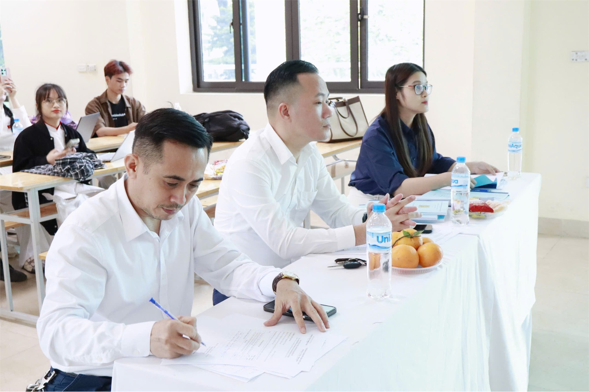 LỄ BẢO VỆ KHÓA LUẬN TỐT NGHIỆP CỦA SINH VIÊN NGÀNH HÓA DƯỢC