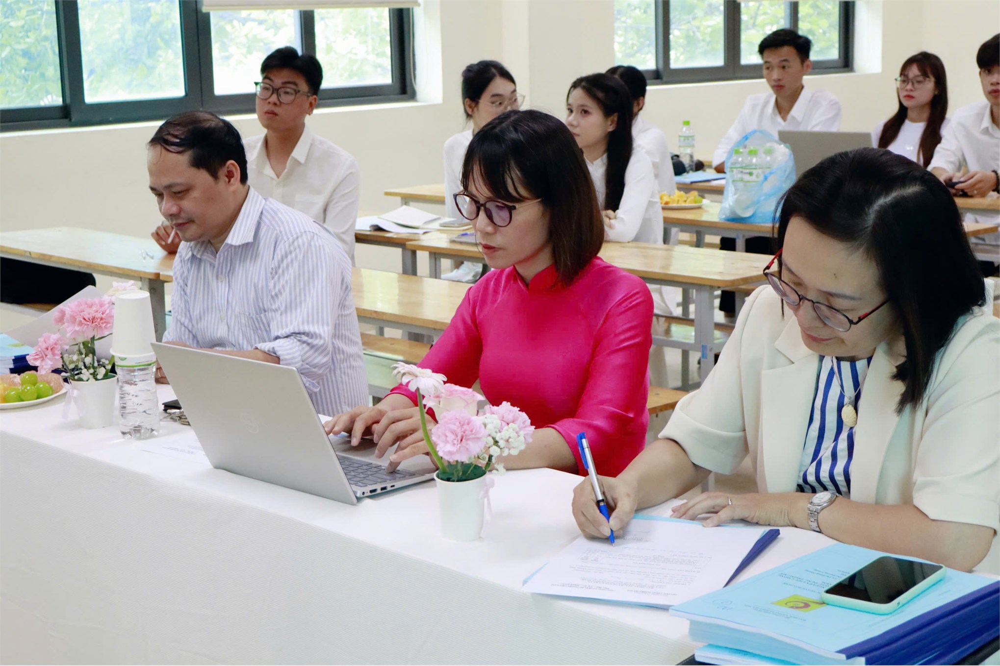 LỄ BẢO VỆ KHÓA LUẬN TỐT NGHIỆP CỦA SINH VIÊN NGÀNH HÓA DƯỢC