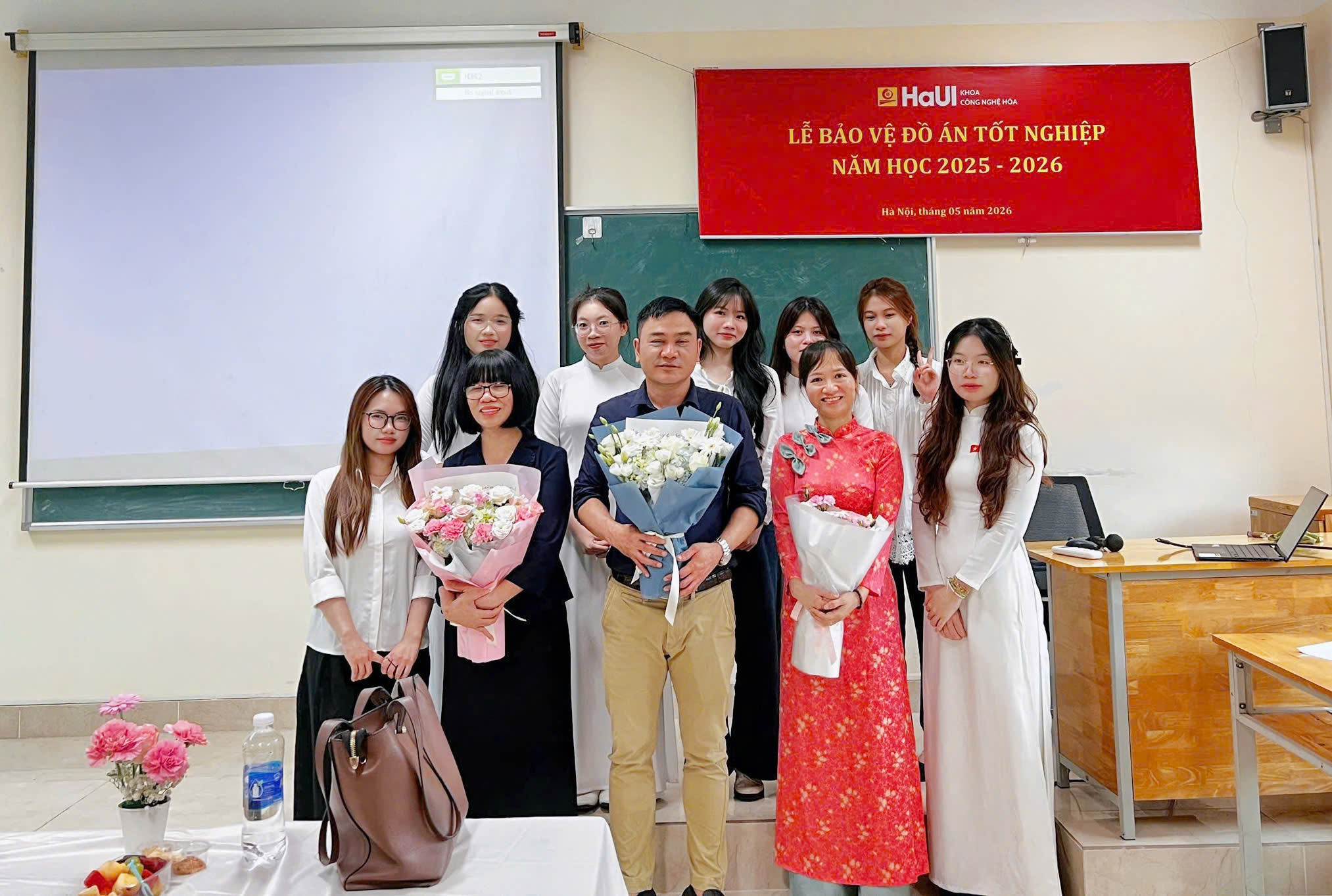 LỄ BẢO VỆ KHÓA LUẬN TỐT NGHIỆP CỦA SINH VIÊN NGÀNH HÓA DƯỢC