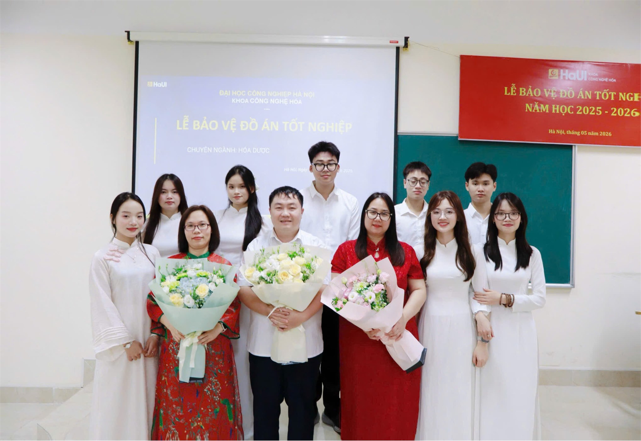 LỄ BẢO VỆ KHÓA LUẬN TỐT NGHIỆP CỦA SINH VIÊN NGÀNH HÓA DƯỢC