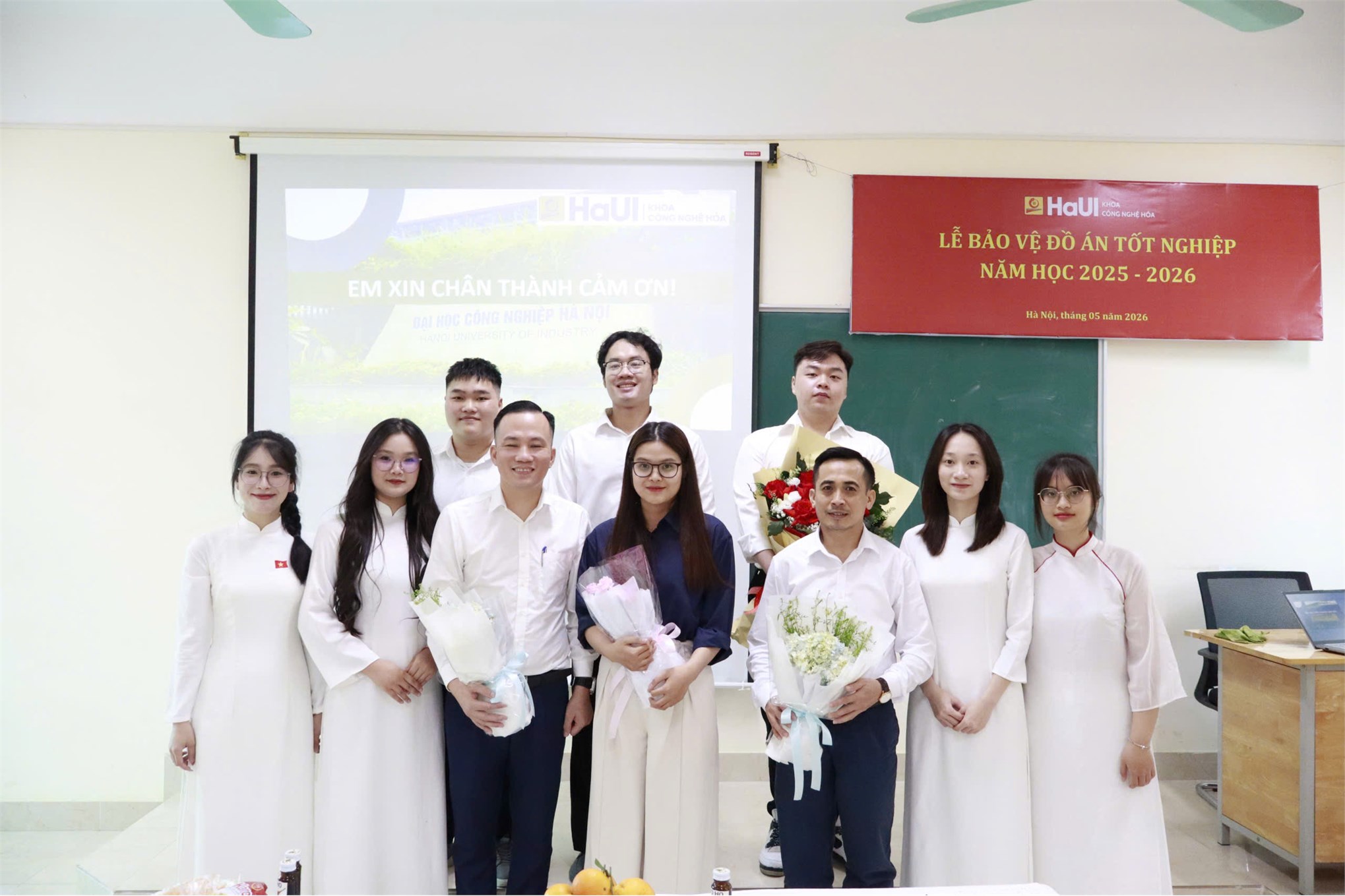 LỄ BẢO VỆ KHÓA LUẬN TỐT NGHIỆP CỦA SINH VIÊN NGÀNH HÓA DƯỢC