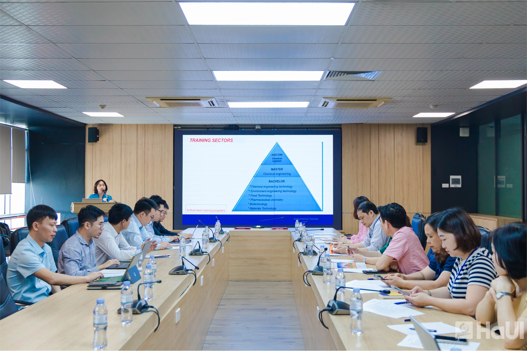 CÔNG TY TNHH THIẾT BỊ TIẾT KIỆM NĂNG LƯỢNG QUẢNG ĐÔNG AUBERT, TRUNG QUỐC ĐẾN THĂM VÀ LÀM VIỆC VỚI KHOA CÔNG NGHỆ HÓA