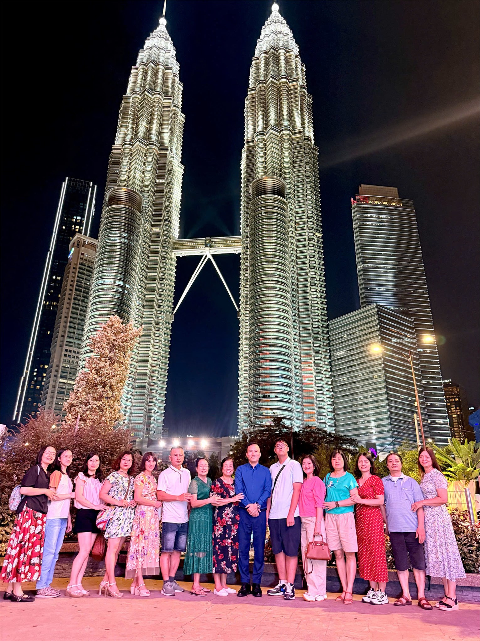Giảng viên Khoa Công nghệ Hóa lan tỏa tinh thần đoàn kết trong chuyến tham quan, nghỉ mát hè Singapore – Malaysia