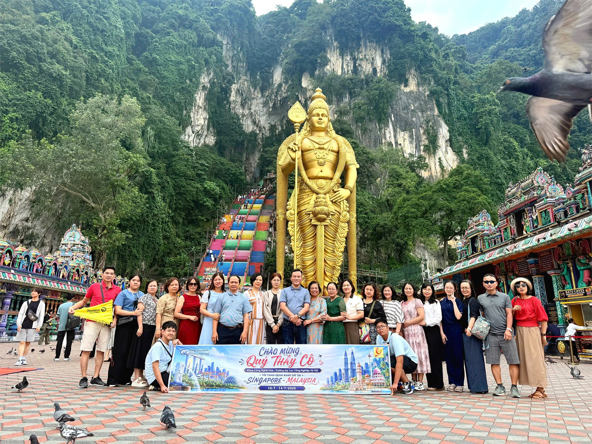Giảng viên Khoa Công nghệ Hóa lan tỏa tinh thần đoàn kết trong chuyến tham quan, nghỉ mát hè Singapore – Malaysia