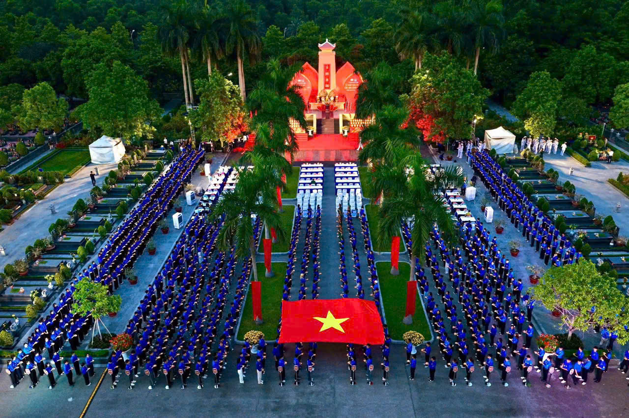 TUỔI TRẺ KHOA CÔNG NGHỆ HÓA THẮP NẾN TRI ÂN CÁC ANH HÙNG, LIỆT SĨ TẠI NGHĨA TRANG MAI DỊCH