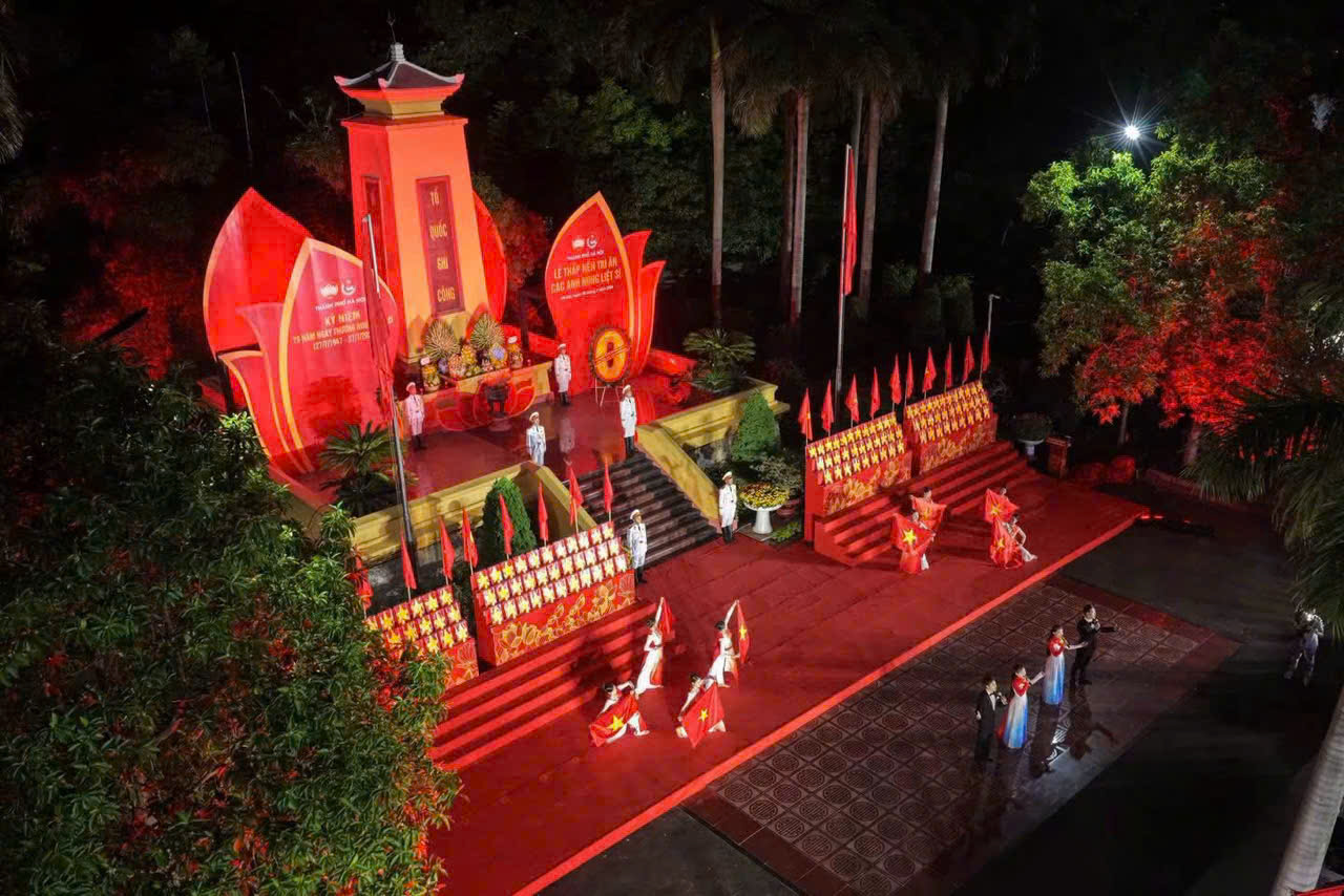 TUỔI TRẺ KHOA CÔNG NGHỆ HÓA THẮP NẾN TRI ÂN CÁC ANH HÙNG, LIỆT SĨ TẠI NGHĨA TRANG MAI DỊCH