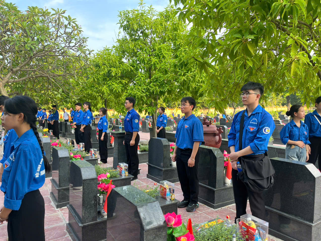 TUỔI TRẺ KHOA CÔNG NGHỆ HÓA THẮP NẾN TRI ÂN CÁC ANH HÙNG, LIỆT SĨ TẠI NGHĨA TRANG MAI DỊCH