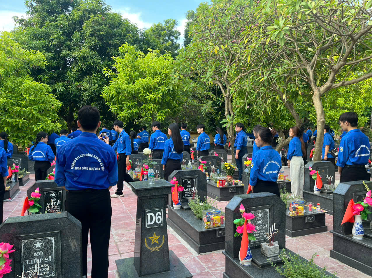 TUỔI TRẺ KHOA CÔNG NGHỆ HÓA THẮP NẾN TRI ÂN CÁC ANH HÙNG, LIỆT SĨ TẠI NGHĨA TRANG MAI DỊCH
