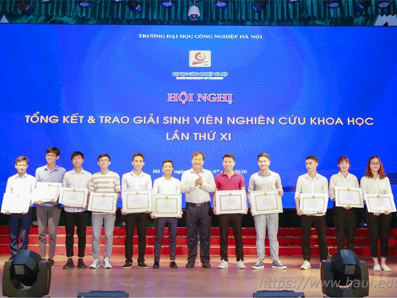 Sinh viên Khoa Công nghệ Hóa rạng ngời trong lễ trao giải sinh viên nghiên cứu khoa học lần thứ XI