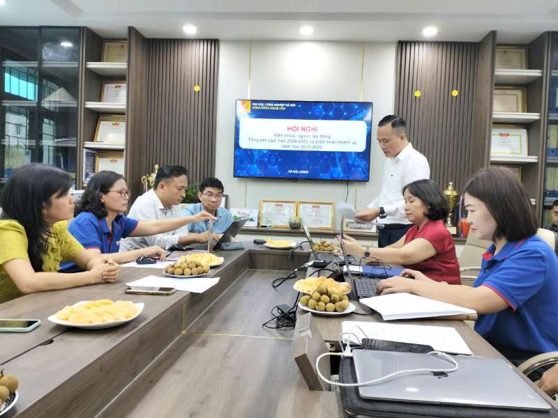 Hội nghị viên chức, người lao động, tổng kết năm học 2024-2025 và triển khai nhiệm vụ năm học 2025-2026 Khoa Công nghệ Hóa
