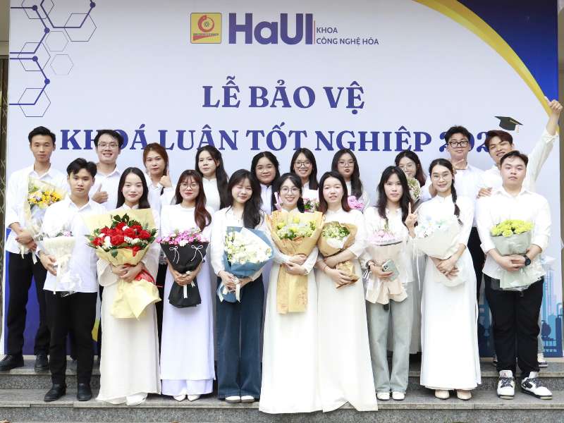 LỄ BẢO VỆ KHÓA LUẬN TỐT NGHIỆP CỦA SINH VIÊN NGÀNH HÓA DƯỢC