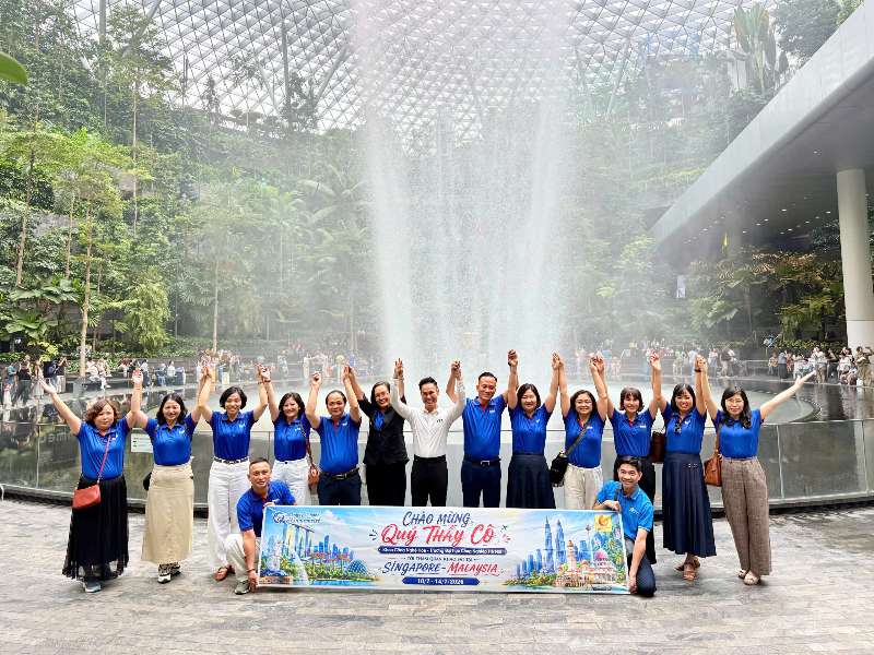 Giảng viên Khoa Công nghệ Hóa lan tỏa tinh thần đoàn kết trong chuyến tham quan, nghỉ mát hè Singapore – Malaysia