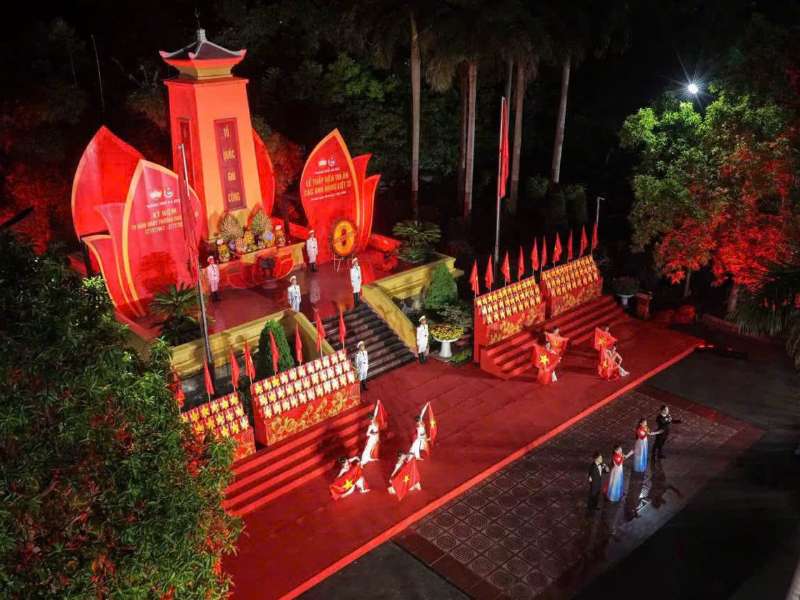 TUỔI TRẺ KHOA CÔNG NGHỆ HÓA THẮP NẾN TRI ÂN CÁC ANH HÙNG, LIỆT SĨ TẠI NGHĨA TRANG MAI DỊCH